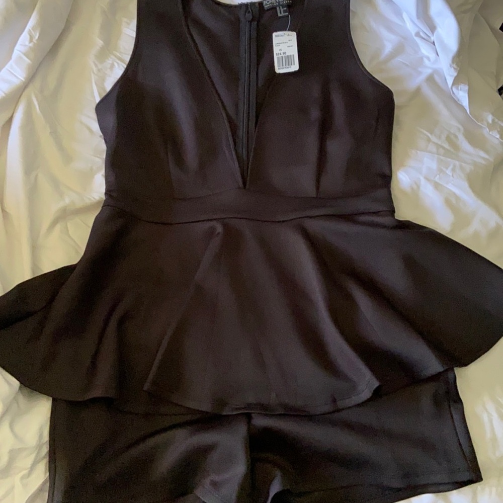 F21+ SLEEVELESS DEEP V SHORT PEPLUM JUMPSUIT